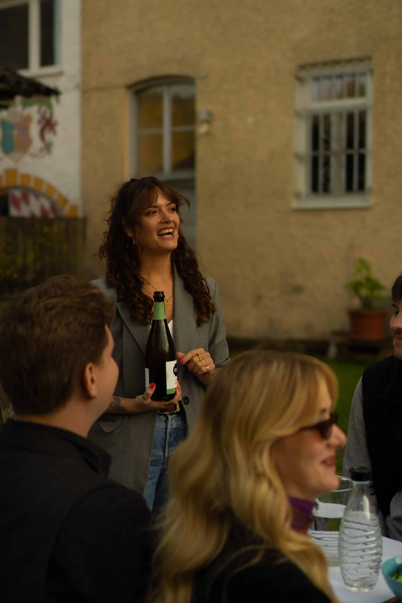 Sophia Clemente mit Wein