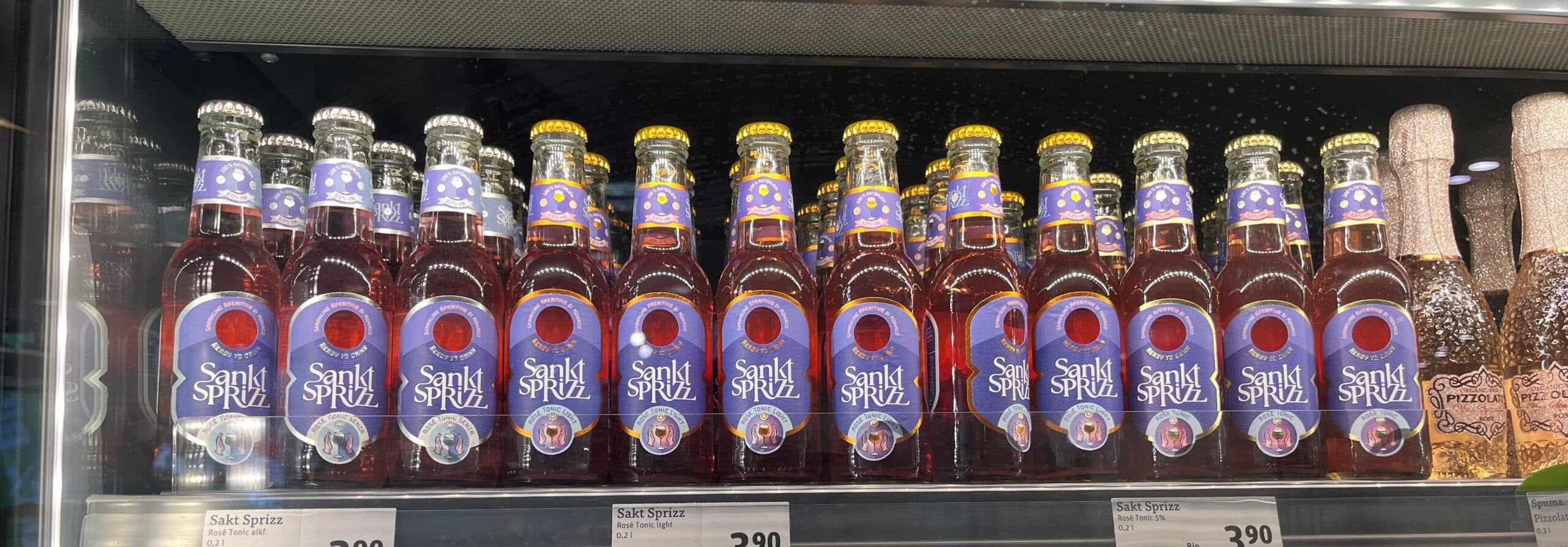 Regal mit Sankt Sprizz Aperitiv